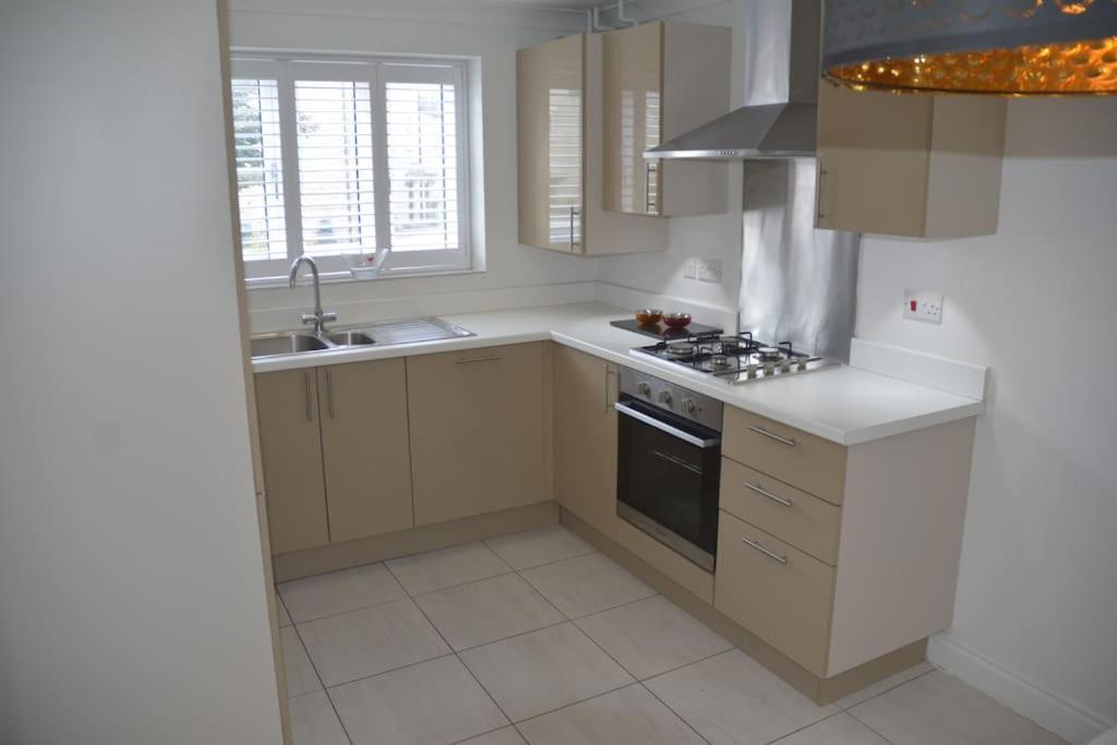 Modern Town House In Cotswolds - 3 Double Bedrooms Witney Eksteriør billede