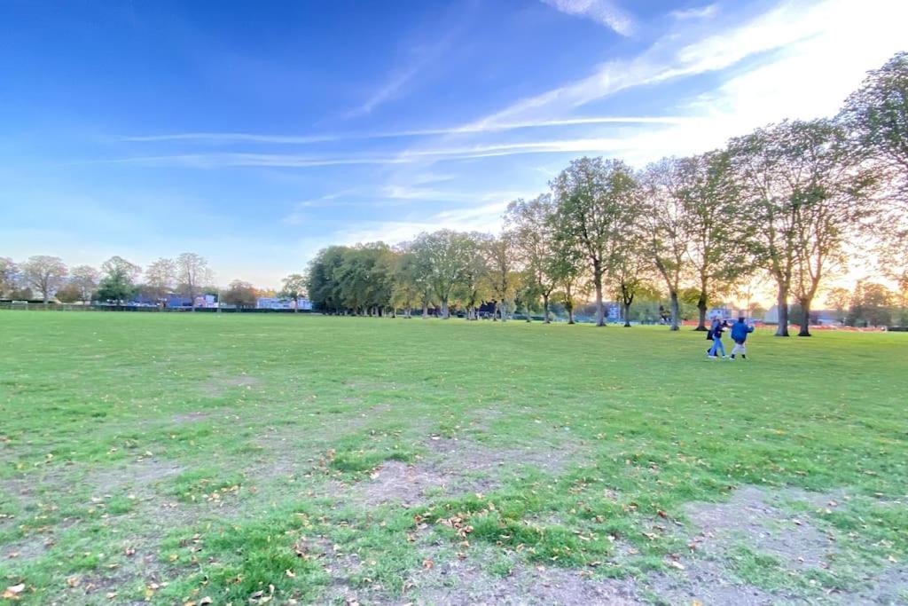 Modern Town House In Cotswolds - 3 Double Bedrooms Witney Eksteriør billede