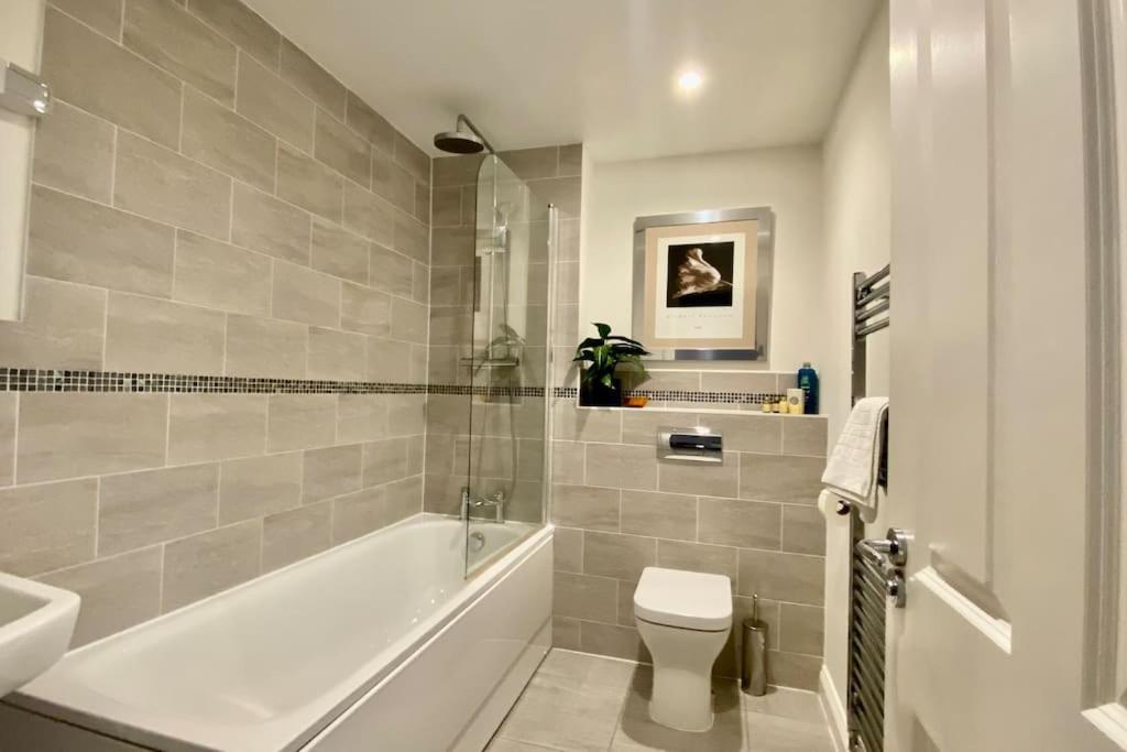 Modern Town House In Cotswolds - 3 Double Bedrooms Witney Eksteriør billede