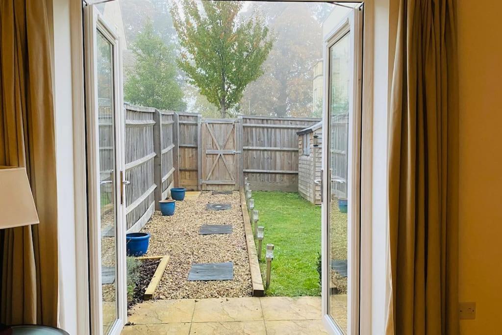 Modern Town House In Cotswolds - 3 Double Bedrooms Witney Eksteriør billede