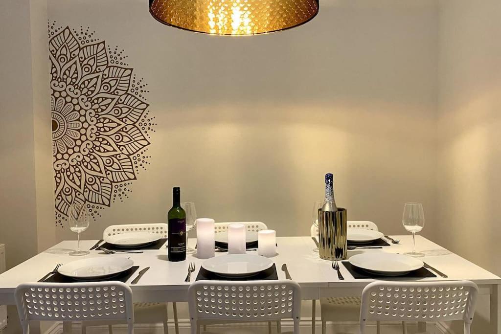Modern Town House In Cotswolds - 3 Double Bedrooms Witney Eksteriør billede