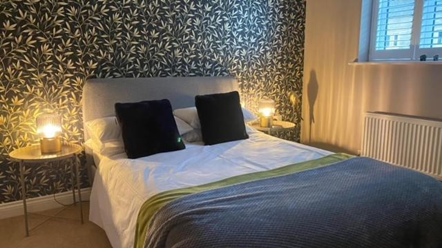 Modern Town House In Cotswolds - 3 Double Bedrooms Witney Eksteriør billede