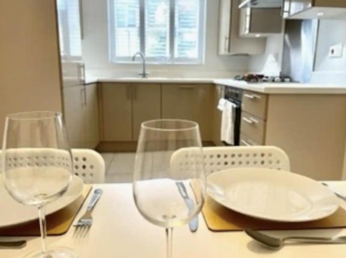 Modern Town House In Cotswolds - 3 Double Bedrooms Witney Eksteriør billede