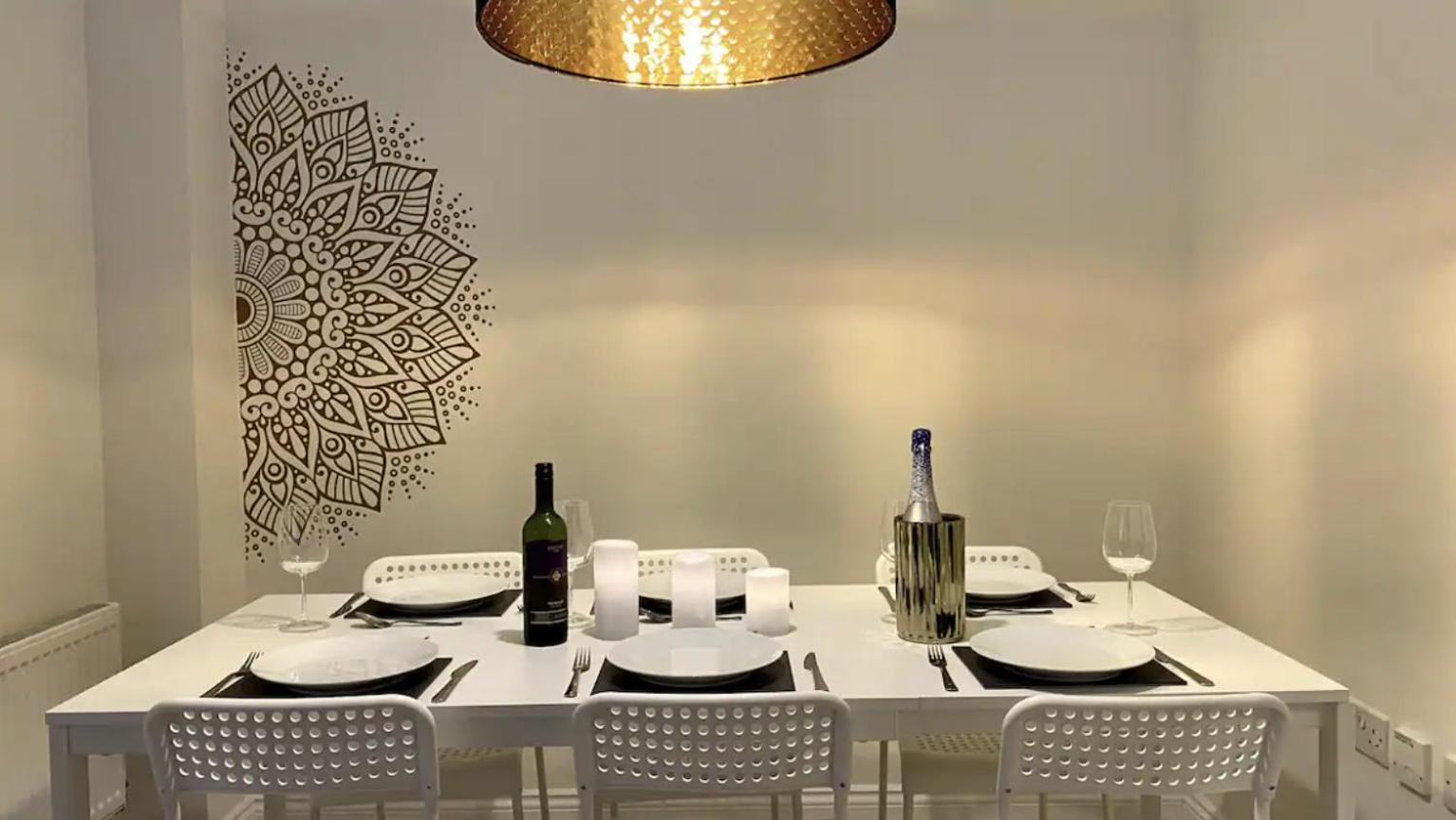 Modern Town House In Cotswolds - 3 Double Bedrooms Witney Eksteriør billede
