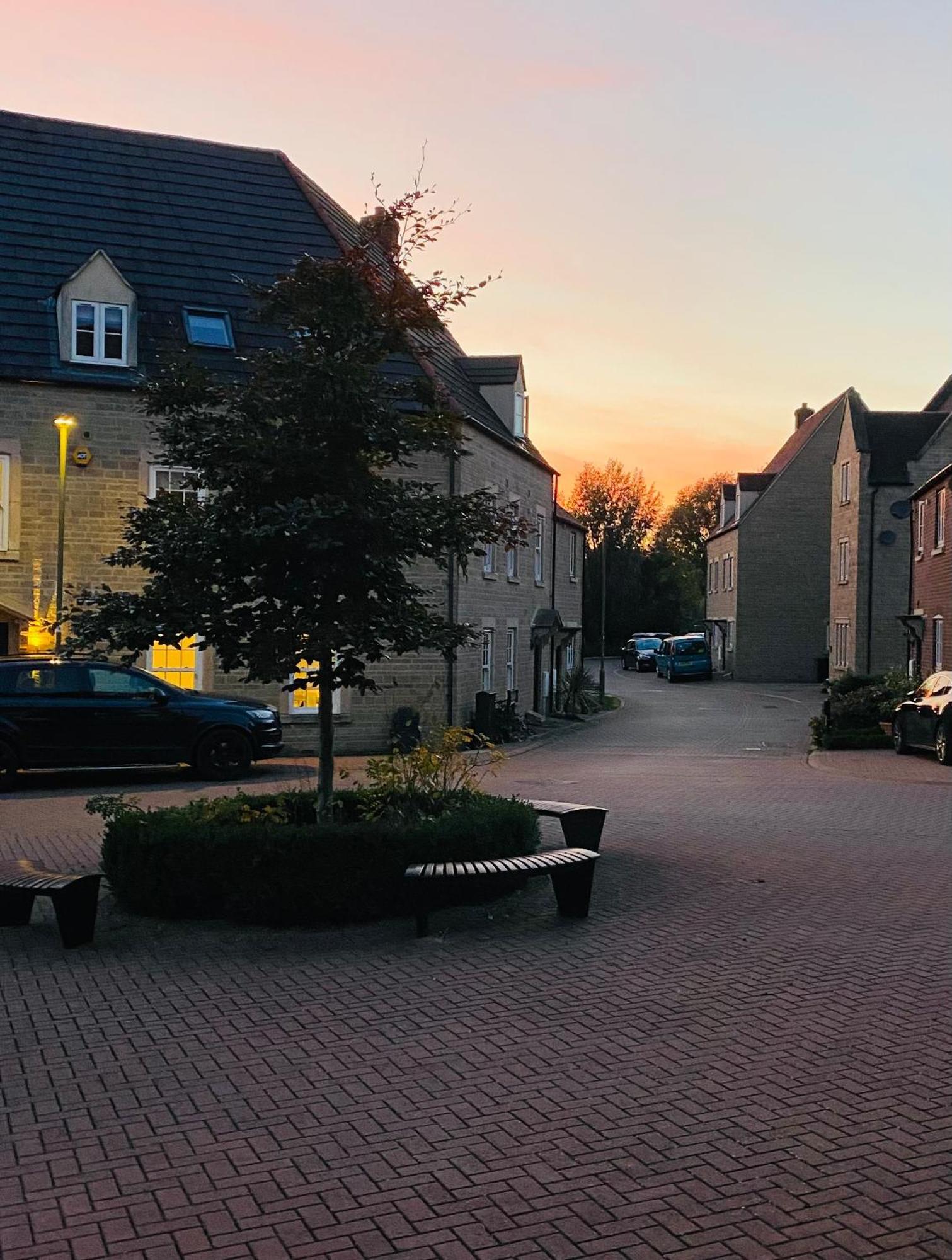 Modern Town House In Cotswolds - 3 Double Bedrooms Witney Eksteriør billede